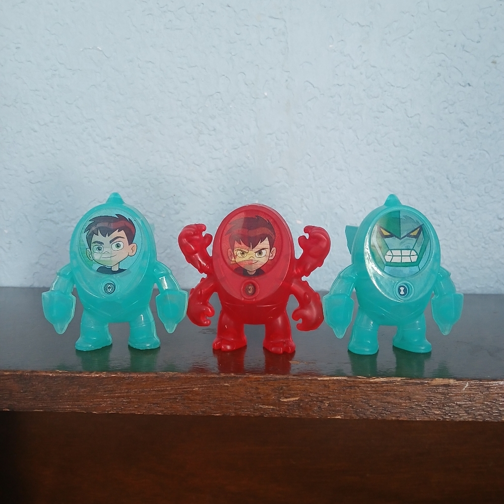 Ben 10 Small Figures - Red and Blue